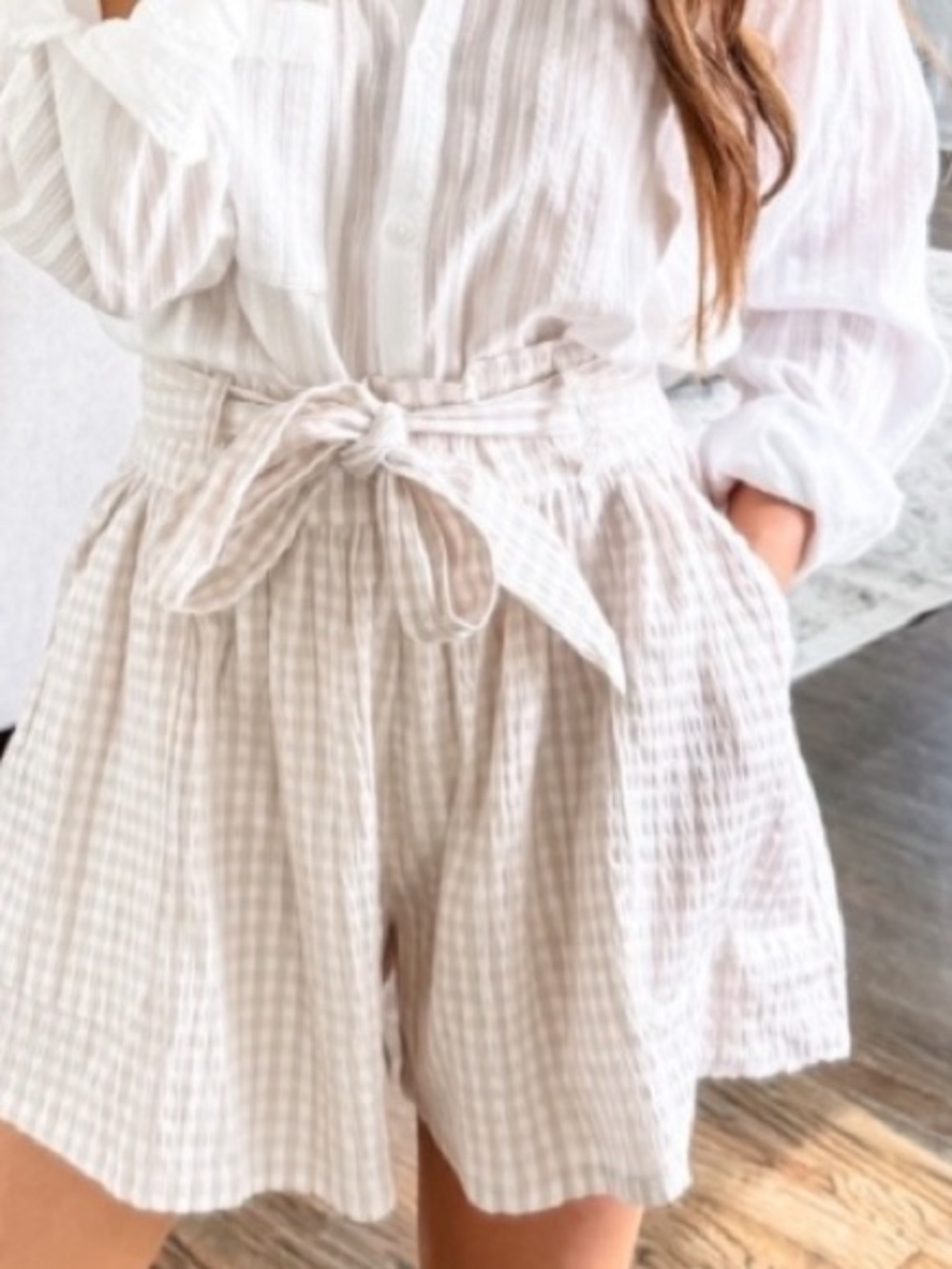 Splendid Cream & white checkered shorts with pockets, with elastic back.